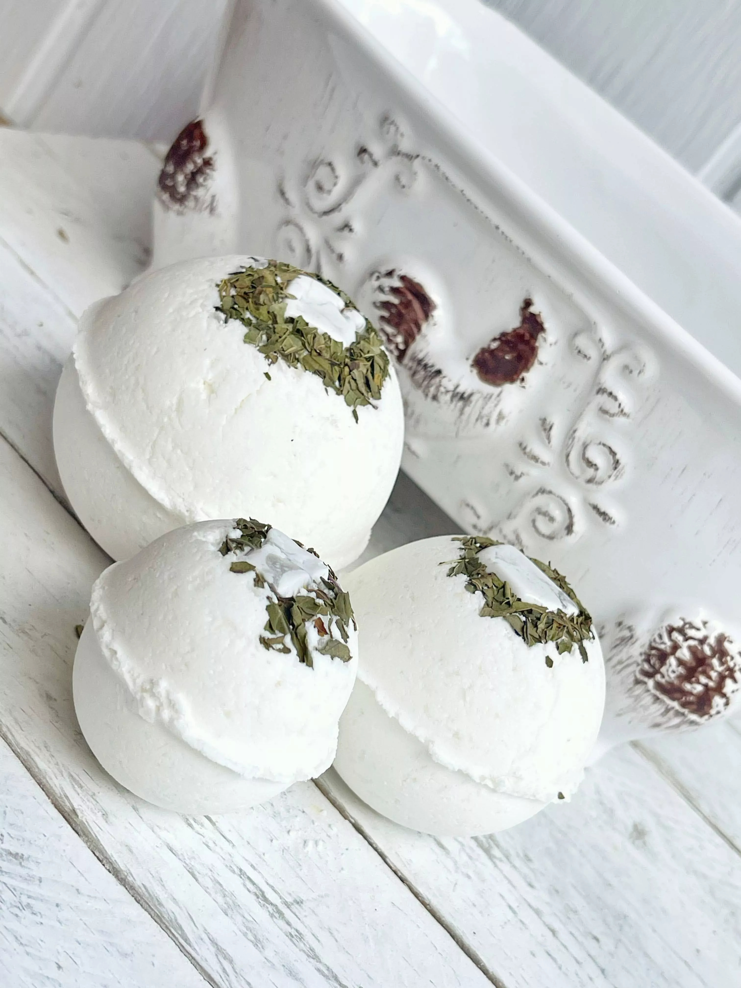 Howlite Bath Bomb with Hemp Seed Oil – Calming Peppermint Crystal Soak